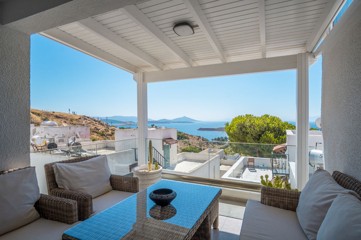 Überdachte Terrasse mit Lounge und Blick über die Bucht