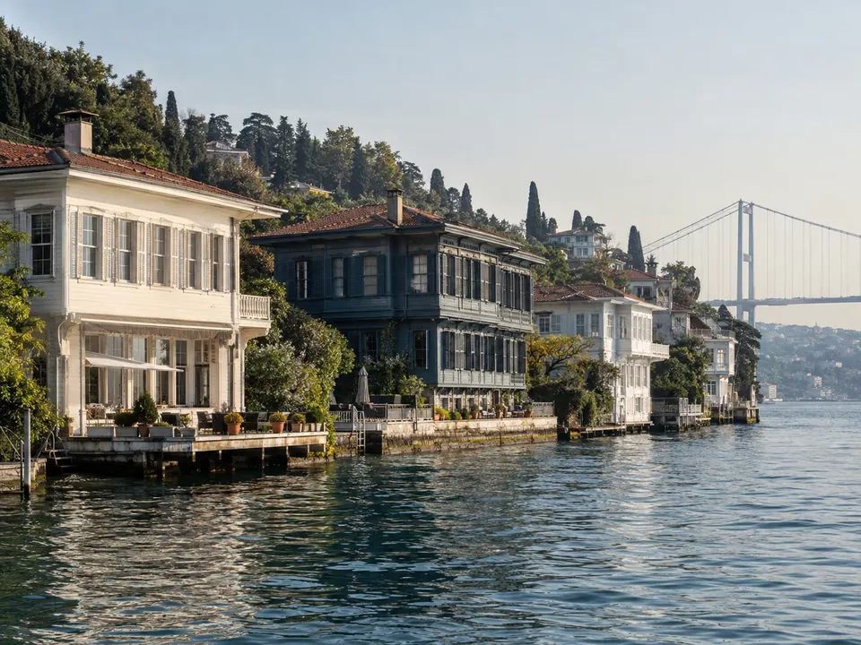 Holzvillen am Ufer des Bosporus in Istanbul