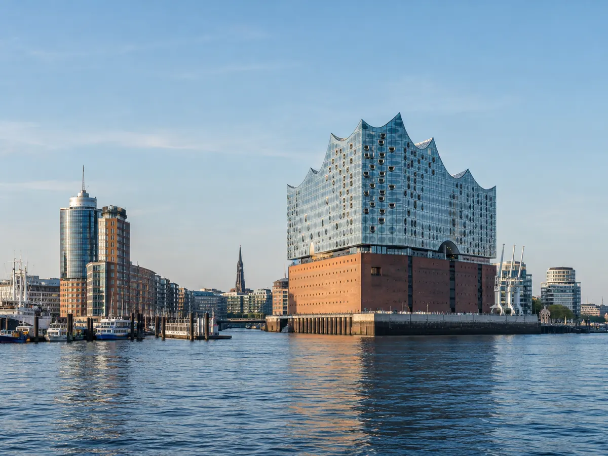 Elbphilharmonie und Hamburger Hafen vom Wasser aus